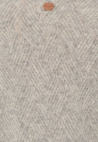 Teksturowana dzianina w jasnoszarym kolorze z wzorem w jodełkę. Zawiera małą brązową skórzaną metkę wytłoczoną z napisem "TRUSSARDI."