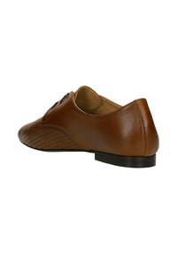 Scarpa in pelle marrone con dettagli perforati, tacco basso, punta arrotondata e chiusura con lacci. Texture liscia con una finitura lucida.