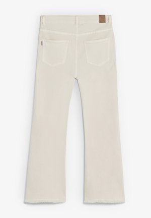 Pantalones de mezclilla blancos acampanados con un dobladillo deshilachado, que cuentan con dos bolsillos traseros y una etiqueta de cuero marrón en la cintura.