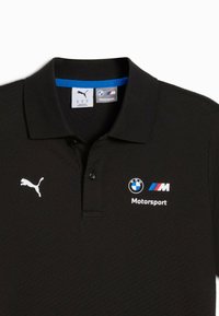 Juodas polo marškinėliai su tekstūruotu audiniu, klasikinio kirpimo apykakle ir trimis sagomis. Logotipai: BMW, M ir Puma baltos ir spalvotos.