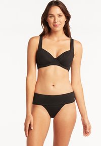 Czarny zestaw bikini z wyprofilowanym biustonoszem o szerokich ramiączkach i paskiem u dołu. Gładka faktura i klasyczny design. Brak widocznych elementów metalowych.