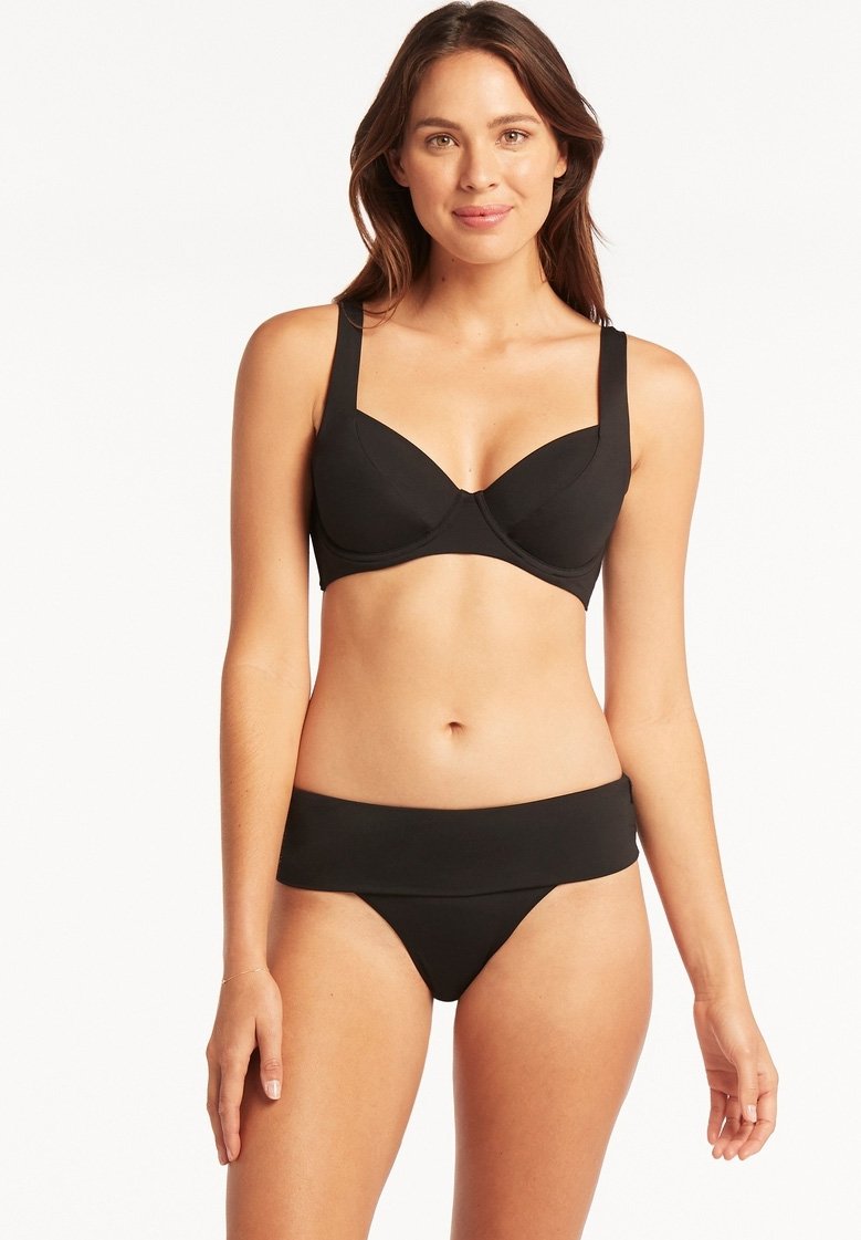 Czarny zestaw bikini z wyprofilowanym biustonoszem o szerokich ramiączkach i paskiem u dołu. Gładka faktura i klasyczny design. Brak widocznych elementów metalowych.