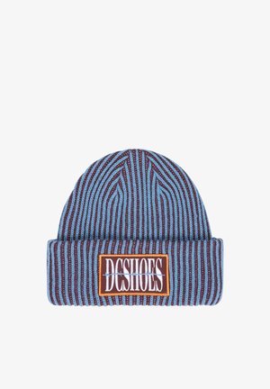 Gestrickte Mütze mit vertikalen blauen und braunen Streifen, mit umgeschlagenem Bündchen und rechteckigem Aufnäher mit der Aufschrift DC SHOES in weißen Buchstaben.