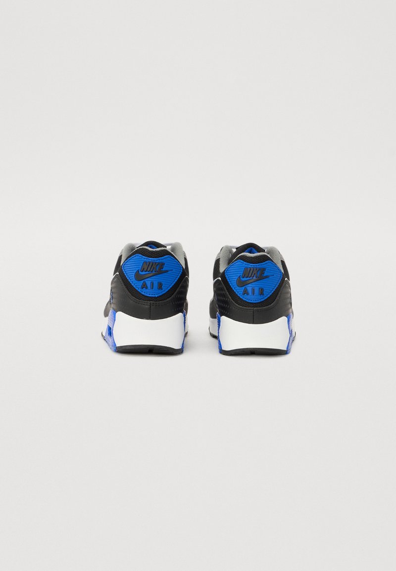 Czarne i niebieskie sneakersy Nike Air z teksturowaną cholewką, wyściełanym kołnierzem i białą podeszwą zewnętrzną. Zawierają detale z logo na pięcie.