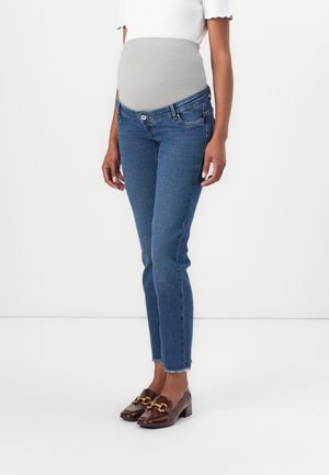 Graviditetsjeans i mørkeblå denim, slim fit med ankel-lengde, med en grå stretchpanel i livet. Brune loafers med kjededetalj.