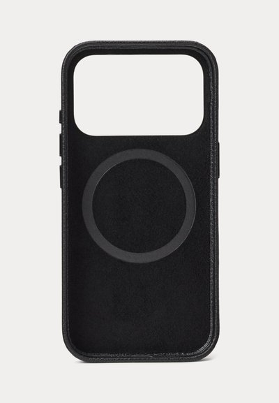 Fekete telefontok hátulján kör alakú mágneses gyűrűvel és tetején téglalap alakú kamera kivágással.