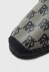 Γκρι υφασμάτινο παπούτσι slip-on με μαύρο σχέδιο και πλεκτή μαύρη επένδυση. Διαθέτει στρογγυλεμένη μύτη και υφή στην επιφάνεια του επάνω μέρους.