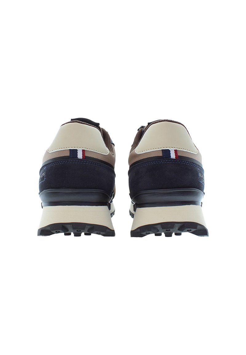 Un paio di sneaker beige, blu navy e marroni viste da dietro, con suole texturate e piccoli accenti a strisce rosse, bianche e blu sul tallone.