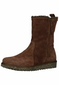 Brązowy zamszowy botek za kostkę z bocznym zamkiem, teksturowana cholewka i solidna gumowa podeszwa z nakrapianymi akcentami. Wyściółka z puszystego materiału.