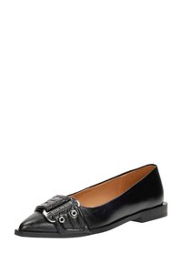 Scarpa piatta in pelle nera con punta affusolata, caratterizzata da una decorativa fascia e un dettaglio con fibbia. Tessuto liscio, tacco a blocco basso e foderatura interna color cuoio.