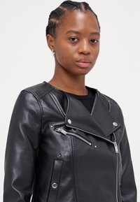 Vero Moda Petite VMRILEY RIO SHORT JACKET - Jakna od umjetne kože - black