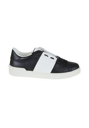 Sneaker in pelle bassa bianca e nera con lacci neri, suola intermedia bianca e un ampio motivo bianco a forma di fascia sul lato.