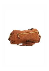 Borsa in pelle marrone dalla forma cilindrica, con zip e componenti in oro, una tracolla removibile e una superficie texture.