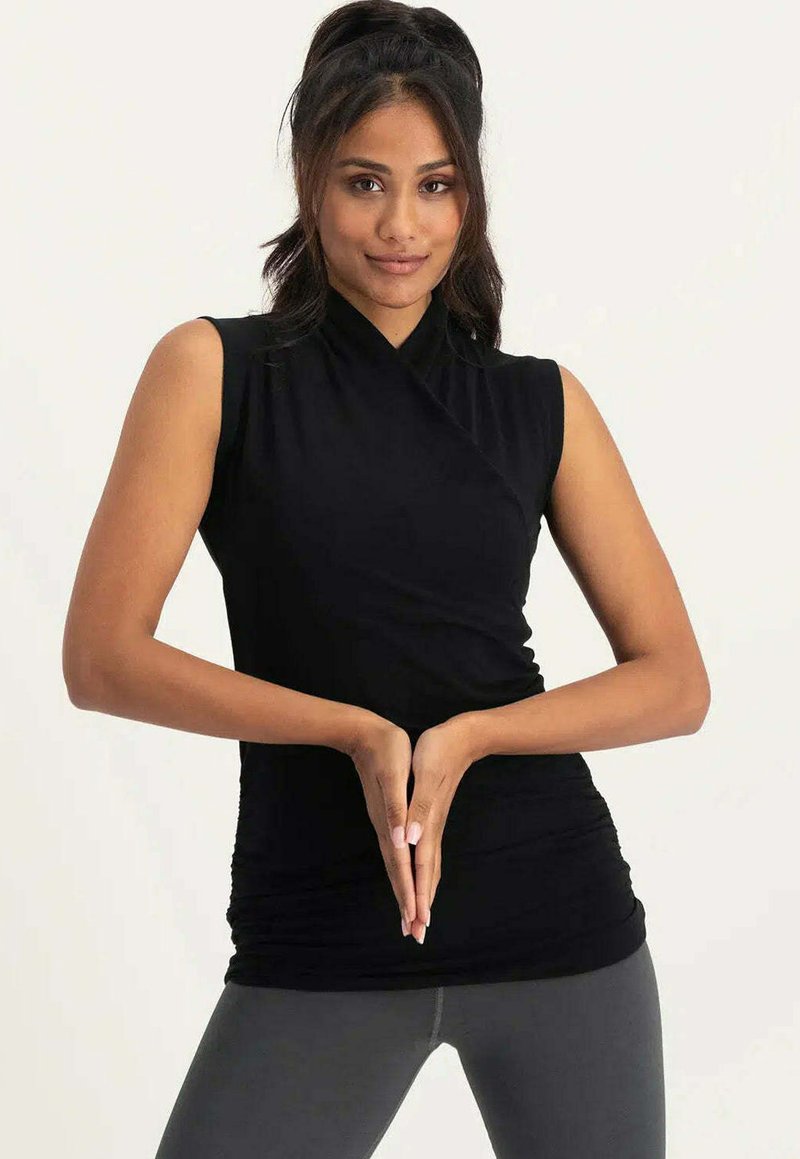 Schwarzes ärmelloses Top mit Wickeldesign, aus einem glatten Stoff gefertigt. Das Shirt hat eine figurnahe Silhouette und weist Raffungen an der Taille auf.