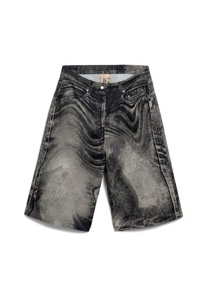 Pantalones cortos de mezclilla negros y grises con un aspecto texturizado, diseño de cinco bolsillos, herrajes metálicos y un ajuste relajado.