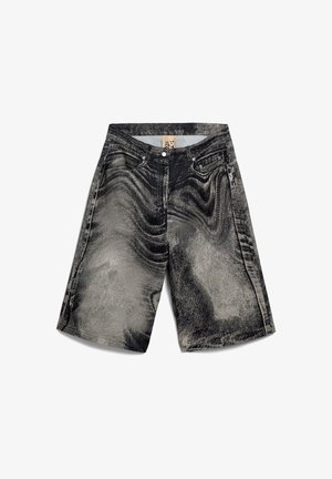 Pantalones cortos de mezclilla negros y grises con un aspecto texturizado, diseño de cinco bolsillos, herrajes metálicos y un ajuste relajado.