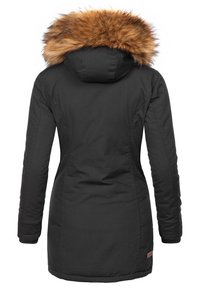 Parka negra con ribete de capucha de piel sintética, presenta una silueta entallada, tela de textura lisa y un acabado duradero.