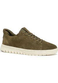 Zapatillas de ante verde oliva con una superficie texturizada, punta redondeada, diseño con cordones y una suela gruesa de goma blanca.