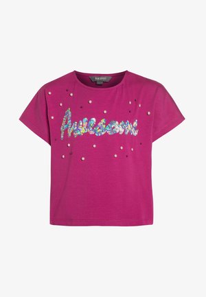 Crop top à manches courtes magenta avec texte coloré en sequins "Awesome" et petites décorations dispersées de perles et perles noires.