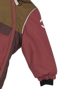 Piros és barna kapucnis dzseki cipzáras záródással, rugalmas mandzsettákkal és világosbarna vállrésszel. Ezüst díszítő részletekkel és logóval rendelkezik.