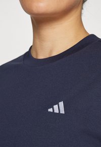 adidas Sportswear ESSENTIALS SMALL LOGO - T-shirt básica - legend ink