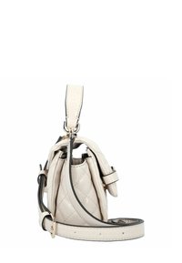 Petit sac à main en cuir matelassé beige avec une bandoulière ajustable, vu de côté sur fond blanc.