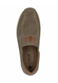 Scarpa slip-on marrone con pelle perforata, un inserto in tono nocciola e una soletta testurizzata etichettata "Rieker Antistress." Design con punta arrotondata.