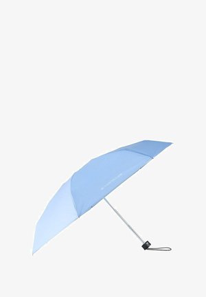 Jasnoniebieska kompaktowa parasolka ze srebrnym metalowym trzonkiem i czarnym paskiem do rączki, częściowo otwarta na białym tle.