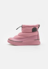 Rosa vattentålig boot med vadderad överdel, rund tå och texturerad sula. Har snörning och logotypdetalj på sidan.