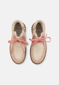 Clarks TOR HILL HI UNISEX - Botins de atacadores - light sand