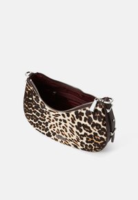Pung med leopardmønster i en buet form, med en faux fur-overflade, sølv lynlås lukning og brune faux læderdetaljer. Indvendig i mørkerød.