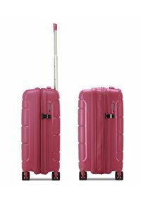 Valigia rigida rosa con manico telescopico, zip frontale, lucchetto a combinazione e quattro ruote multidirezionali per una facile manovrabilità.