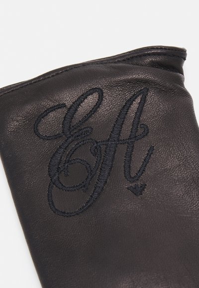 Crna kožna rukavica s dekorativnim tamnoplavim vezenim monogramom "EA" s ukrasnim slovima na gornjoj strani.