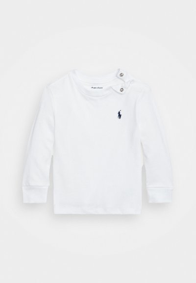 Camiseta blanca para bebé de manga larga con dos botones a presión en el hombro y un pequeño logo de Ralph Lauren en azul marino en el lado izquierdo del pecho.