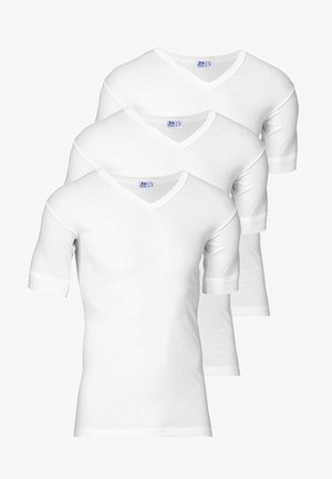 Hvid V-hals kortærmet skjorte parret med hvide boxer shorts, begge lavet af glat, let stof, tætsiddende design med enkel styling.