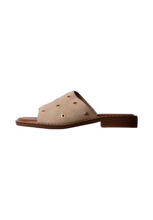 Beige Veloursleder-Sandalette mit offenem Zehenbereich, goldfarbenen Ösen und braunem, gestapeltem, niedrigem Absatz auf weißem Hintergrund.