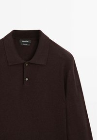 Bordeaux lange mouwen polo shirt gemaakt van 100% kasjmier. Bevat een klassieke kraag en een knoopsluiting met drie knopen in dezelfde kleur.