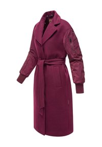 Manteau bordeaux avec une taille ceinturée, présentant un corps en laine et des manches brillantes et rembourrées. Comprend des poches latérales et des poignets côtelés.