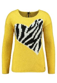 Maglione giallo lavorato a maglia con un motivo a zebra bianco e nero a forma di cuore, caratterizzato da un tessuto testurizzato e un collo a barca.