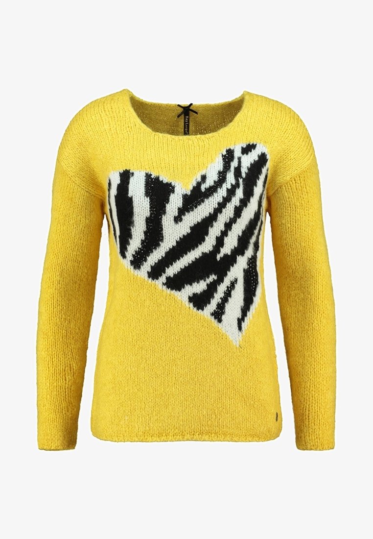 Maglione giallo lavorato a maglia con un motivo a zebra bianco e nero a forma di cuore, caratterizzato da un tessuto testurizzato e un collo a barca.