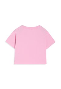 Camiseta rosa de manga corta con cuello redondo y mangas ranglán. Tejido suave con textura lisa, sin patrones ni detalles adicionales.