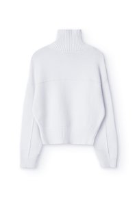 Vit stickad turtleneck-tröja med ribbade avslut och nederkant, med ett strukturerat mönster och drop shoulder-design. Avslappnad passform.