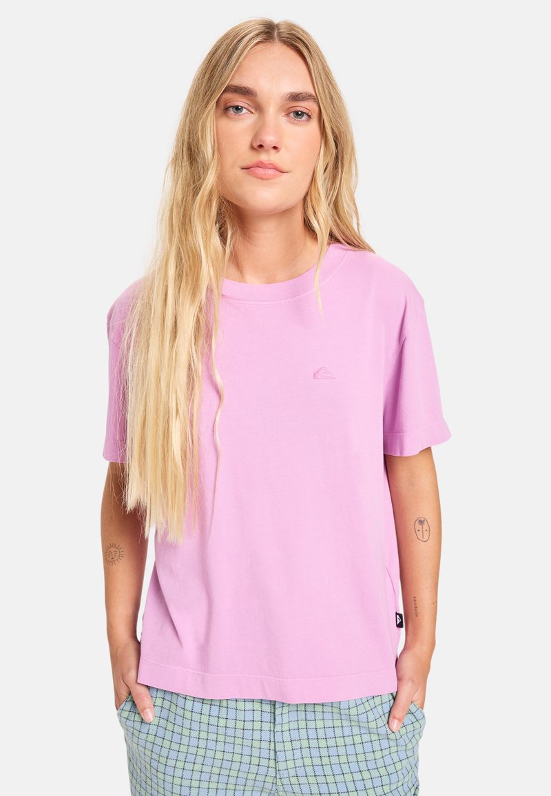 Φωτεινό ροζ βαμβακερό t-shirt με κοντά μανίκια και άνετη εφαρμογή. Διαθέτει μικρό λογότυπο στο στήθος και πλαϊνή ετικέτα.