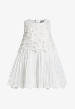 Witte jurk met een kanten lijfje en een geplooide rok. De bovenkant heeft bloemenpatronen, terwijl de rok gemaakt is van een gladde, lichte stof.