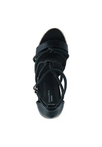 Sandal in espadrille nera con cinturini intrecciati, fibbia regolabile alla caviglia e suola avvolta in juta naturale. Design con punta rotonda.