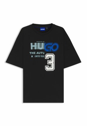 Mustat, ylisuuret T-paidat, joissa on sinisiä ja valkoisia graafisia kuvastoja, mukaan lukien teksti "HUGO" ja numero "3" etupuolella.