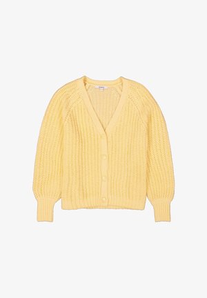 Geel gebreide cardigan met lange mouwen, knoopsluiting aan de voorkant en geribbelde manchetten en zoom, plat neergelegd op een witte achtergrond.