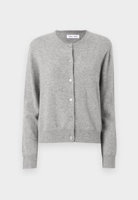Cardigan gris clair à manches longues, boutonné, avec encolure ronde, poignets et ourlet côtelés, tissu tricoté doux, présenté sur fond blanc.