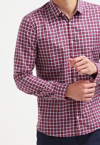 Rood en marineblauw geblokt overhemd met lange mouwen in een katoenmengsel, met een button-down kraag en knoopsluiting, en contrasterende blauwe accenten.