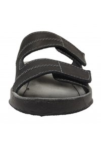 Sandalo nero open-toe con due cinture regolabili in velcro e cuciture visibili, visto di fronte.
